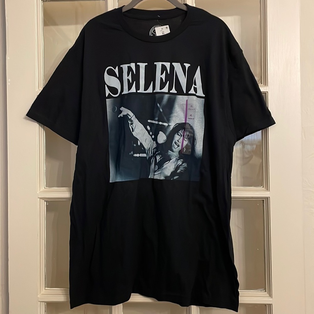 Selena black athletic tee